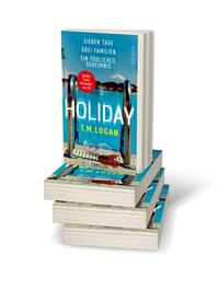 Bücherstapel des Buches „Holiday – Sieben Tage. Drei Familien. Ein tödliches Geheimnis.“
