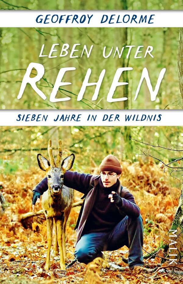 Das Buchcover zeigt eine naturnahe Szenerie mit einem Mann, der sich in einer grünen Waldlandschaft neben einem Reh befindet. Die Farben sind überwiegend in erdigen Tönen gehalten, mit einem dominierenden Grün im Hintergrund und warmen Brauntönen im Vordergrund. Der Titel „LEBEN UNTER REHEN“ ist in großen, weißen Buchstaben prominent platziert, während der Untertitel „SIEBEN JAHRE IN DER WILDNIS“ kleiner darunter steht. Der Autor Geoffrey Delorme ist ebenfalls oben in blauer Schrift genannt. Die Atmosphäre vermittelt eine Verbindung zur Natur und Wildnis.