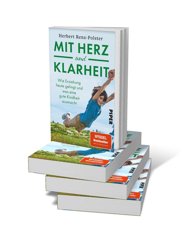 Bücherstapel des Buches „Mit Herz und Klarheit“