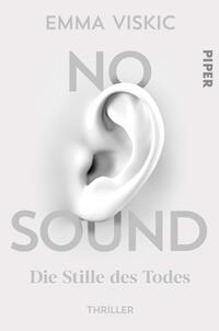 Das Buchcover zeigt ein minimalistisches Design in sanften Grautönen. Im Zentrum befindet sich ein realistisches, dreidimensionales Ohr, das den Eindruck von Stille vermittelt. Der Titel „NO SOUND“ ist groß und auffällig in hellgrauer Schrift dargestellt, während der Untertitel „Die Stille des Todes“ in kleinerer, schlichter Schrift unten platziert ist. Der Name der Autorin „EMMA VISKIC“ und das Verlagslogo „PIPER“ sind an den oberen und unteren Ecken des Covers angeordnet. Die Atmosphäre des Covers ist geheimnisvoll und düster, passend zum Genre „Thriller“.