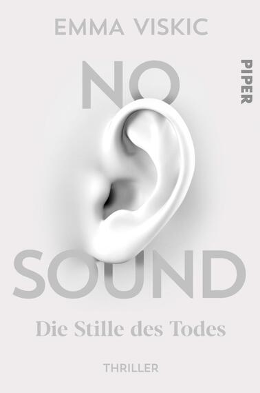 Das Buchcover zeigt ein minimalistisches Design in sanften Grautönen. Im Zentrum befindet sich ein realistisches, dreidimensionales Ohr, das den Eindruck von Stille vermittelt. Der Titel „NO SOUND“ ist groß und auffällig in hellgrauer Schrift dargestellt, während der Untertitel „Die Stille des Todes“ in kleinerer, schlichter Schrift unten platziert ist. Der Name der Autorin „EMMA VISKIC“ und das Verlagslogo „PIPER“ sind an den oberen und unteren Ecken des Covers angeordnet. Die Atmosphäre des Covers ist geheimnisvoll und düster, passend zum Genre „Thriller“.