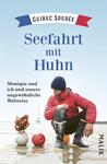 Das Buchcover zeigt einen Mann in einem roten Mantel und einem blauen Hut, der auf einem sandigen Strand steht. Neben ihm sitzt ein Huhn. Der Hintergrund zeigt das Meer und einen kleinen Segelboot. Der Titel „Seefahrt mit Huhn“ ist in großen blauen Buchstaben prominent platziert. Darunter steht der Untertitel „Monique und ich und unsere ungewöhnliche Weltreise“ in kleinerer Schrift. Oben am Cover befindet sich ein rotes und blaues Banner mit dem Namen des Autors „Guirec Soudée“.