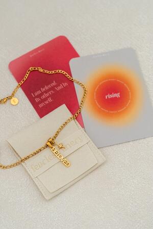 Amina Kette von fearless finery in Gold. Daneben liegen 2 Affirmationskarten
