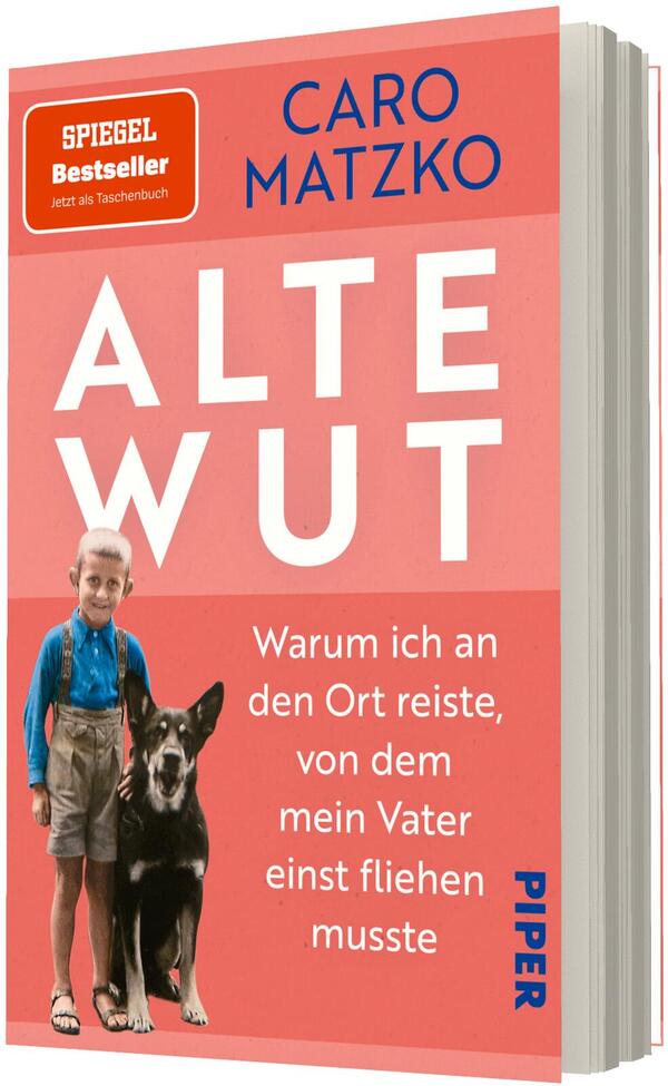 Das Buchcover zeigt ein zweifarbiges, lachsrosa-rotes Layout mit großem, weißem Titel „ALTE WUT“ in serifenloser Großschrift, darüber der Autorname „CARO MATZKO“ in dunklem Blau. Unten links eine kleine Fotomontage eines blonden Jungen in Hosenträgern neben einem schwarzen Hund. Rechts davon steht weißer Untertiteltext: „Warum ich an den Ort reiste, von dem mein Vater einst fliehen musste“. Kein Verlagslogo beschreiben.