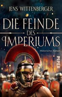 Das Buchcover zeigt einen wütenden römischen Soldaten in einem Glanzhelm mit rotem Wappen, der im Vordergrund steht. Im Hintergrund sind weitere Krieger und eine kämpferische Szenerie zu sehen, umgeben von einem spektakulären Himmel. Der Titel „Die Feinde des Imperiums“ ist in goldener, kraftvoller Schrift platziert, oben auf dem Cover. Darunter steht „Historischer Roman“. Das Cover strahlt eine dramatische und kämpferische Atmosphäre aus.
