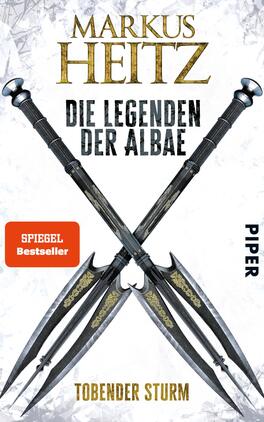 Das Buchcover zeigt ein eindrucksvolles Motiv mit zwei gekreuzten, kunstvoll verzierten Dolchen vor einem hellen, glitzernden Hintergrund. Die Titelzeile „Die Legenden der Albae“ ist in kräftiger, schwarzer Typografie platziert, während der Autor „Markus Heitz“ in goldenen Buchstaben darüber hervorsticht. Im unteren Bereich des Covers befindet sich der Zusatz „Tobender Sturm“ in schwarzer Schrift sowie das „SPIEGEL Bestseller“-Logo in einem roten Kasten. Der Verlag wird durch die Schrift „Piper“ am rechten Rand repräsentiert.