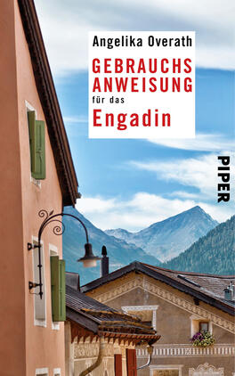 Das Buchcover zeigt eine idyllische Alpenlandschaft mit traditionellen, farbenfrohen Gebäuden im Vordergrund. Die Fassade des Hauses ist in sanften Beige- und Erdtönen gehalten, während die Fensterläden in einem frischen Grünton leuchten. Im Hintergrund erheben sich majestätische Berge unter einem klaren blauen Himmel. Der Titel „GEBRAUCHSANWEISUNG für das Engadin“ steht in großen roten und schwarzen Buchstaben, während der Urheber Angelika Overath oben platziert ist. Am unteren Rand ist das Verlagssymbol „PIPER“ zu sehen.