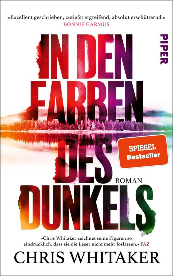 Das Buchcover zeigt den Titel „IN DEN FARBEN DES DUNKELS“ in großen, auffälligen Buchstaben, die überwiegend in einem Farbverlauf von Schwarz zu lebhaftem Lila, Rot und Orange gestaltet sind. Der Hintergrund zeigt eine impressionistische Darstellung von Bäumen und Wasser mit sanften Übergängen in Pastellfarben. Oben rechts befindet sich ein orangefarbener Aufkleber mit dem Text „SPIEGEL Bestseller“. Darunter ist der Name des Autors, Chris Whitaker, in schwarzer Schrift platziert. Die Gesamtatmosphäre wirkt geheimnisvoll und ansprechend.