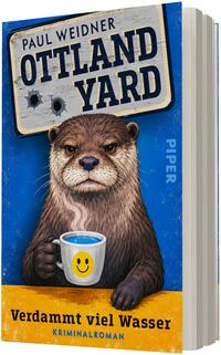 Das Buchcover zeigt eine ernst blickende Otterfigur vor einem kräftig blauen Hintergrund, die eine weiße Tasse mit gelbem Smiley und blauem Inhalt hält. Oben ein schräg stehendes, verwittertes Schild mit dem groß gesetzten Titelschriftzug „OTTLAND YARD“ und dem kleineren Autorennamen „Paul Weidner“, zwei Einschusslöcher im Schild. Unten ein gelber Streifen mit dem Untertitel „Verdammt viel Wasser“ und dem Wort „Kriminalroman“. Die Stimmung ist lakonisch und leicht ironisch.