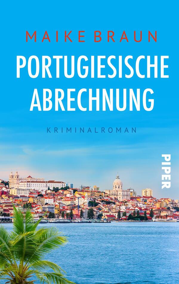 Das Buchcover zeigt eine malerische Küstenansicht mit einem Ort im Hintergrund, der von farbenfrohen Gebäuden geprägt ist. Der Himmel ist in einem strahlenden Blau gehalten. Im Vordergrund steht eine grüne Palme, die tropische Atmosphäre vermittelt. Der Titel „Portugiesische Abrechnung“ ist in großen, weißen Buchstaben geschrieben, während der Autorname „Maike Braun“ in leuchtendem Rot darüber steht. Unter dem Titel wird der Hinweis „Kriminalroman“ in schlichter, grauer Schrift platziert. Rechts unten ist das Verlagslogo „Piper“ in Weiß zu sehen.