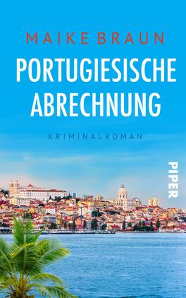 Das Buchcover zeigt eine malerische Küstenansicht mit einem Ort im Hintergrund, der von farbenfrohen Gebäuden geprägt ist. Der Himmel ist in einem strahlenden Blau gehalten. Im Vordergrund steht eine grüne Palme, die tropische Atmosphäre vermittelt. Der Titel „Portugiesische Abrechnung“ ist in großen, weißen Buchstaben geschrieben, während der Autorname „Maike Braun“ in leuchtendem Rot darüber steht. Unter dem Titel wird der Hinweis „Kriminalroman“ in schlichter, grauer Schrift platziert. Rechts unten ist das Verlagslogo „Piper“ in Weiß zu sehen.