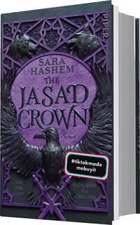 Das Buchcover zeigt einen dominanten, violetten Farbton, der eine mystische Atmosphäre vermittelt. Im oberen Bereich steht der Name der Autorin, „Sara Hashem“, in eleganter Schrift, gefolgt vom Titel „THE JASAD CROWN“, der in großen, weißen Buchstaben hervorsticht. Unterhalb des Titels sind stilisierte Flügel und eine Eule abgebildet, die das zentrale Motiv bilden. Ein blauer Button mit der Aufschrift „Vorläufiges Cover“ befindet sich unten auf dem Cover, zusätzlich wird „Entfacht die Rebellion“ in kleinerer Schrift angezeigt.