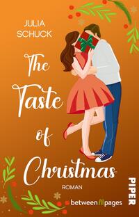 Das Buchcover zeigt ein romantisches Paar, das sich hinter einem grünen Geschenk umarmt; die Frau trägt ein rotes Kleid und hohe Schuhe, der Mann Jeans, weißes Hemd und Sneaker. Der Hintergrund ist warm orange mit dezenten grünen Zweigen und roten Beeren. Der Titel „The Taste of Christmas“ erscheint in großer weißer Handschrift, die Autorin „Julia Schuck“ oben links in weißer serifenloser Schrift, insgesamt festlich und liebevoll.