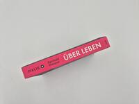 Außenansicht des Buches „Über Leben“
