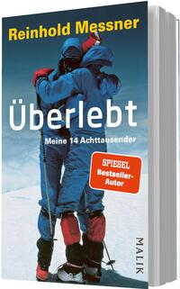 Das Buchcover zeigt zwei Bergsteiger in warmer, blauer Kleidung, die sich in einer schneebedeckten Umgebung umarmen. Der Hintergrund ist in sanften Blautönen gehalten, was die hohe Berglandschaft widerspiegelt. Der Titel „Überlebt“ ist prominent in großen, weißen Buchstaben platziert, während der Untertitel „Meine 14 Achttausender“ in kleineren, weißen Buchstaben darunter steht. Oben steht der Name des Autors, Reinhold Messner, in gelben Buchstaben. Ein roter Button auf dem Cover trägt den Text „SPIEGEL Bestseller-Autor“.