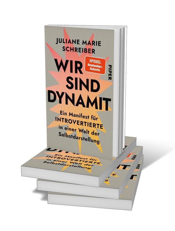 Bücherstapel des Buches „Wir sind Dynamit“