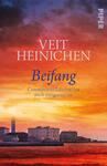 Das Buchcover zeigt eine dramatische Küstenlandschaft im Abendlicht mit orange- und violettfarbenen Tönen, die eine spannende Atmosphäre erzeugen. Im Vordergrund sind charakteristische Gebäude und ein Leuchtturm zu sehen. Der Titel „Beifang“ steht in größerer, eleganter Typografie in Blau, während der Autorenname „VEIT HEINICHEN“ oben in Weiß hervorgehoben ist. Unter dem Titel befindet sich der Satz „Commissario Laurenti hat noch einiges zu tun“ in einer schlichten, leichteren Schriftart.
