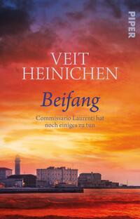Das Buchcover zeigt eine dramatische Küstenlandschaft im Abendlicht mit orange- und violettfarbenen Tönen, die eine spannende Atmosphäre erzeugen. Im Vordergrund sind charakteristische Gebäude und ein Leuchtturm zu sehen. Der Titel „Beifang“ steht in größerer, eleganter Typografie in Blau, während der Autorenname „VEIT HEINICHEN“ oben in Weiß hervorgehoben ist. Unter dem Titel befindet sich der Satz „Commissario Laurenti hat noch einiges zu tun“ in einer schlichten, leichteren Schriftart.