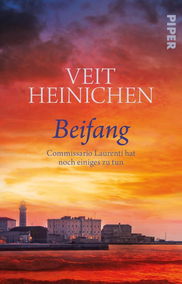 Das Buchcover zeigt eine dramatische Küstenlandschaft im Abendlicht mit orange- und violettfarbenen Tönen, die eine spannende Atmosphäre erzeugen. Im Vordergrund sind charakteristische Gebäude und ein Leuchtturm zu sehen. Der Titel „Beifang“ steht in größerer, eleganter Typografie in Blau, während der Autorenname „VEIT HEINICHEN“ oben in Weiß hervorgehoben ist. Unter dem Titel befindet sich der Satz „Commissario Laurenti hat noch einiges zu tun“ in einer schlichten, leichteren Schriftart.