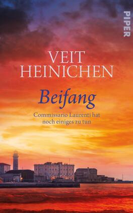 Das Buchcover zeigt eine dramatische Küstenlandschaft im Abendlicht mit orange- und violettfarbenen Tönen, die eine spannende Atmosphäre erzeugen. Im Vordergrund sind charakteristische Gebäude und ein Leuchtturm zu sehen. Der Titel „Beifang“ steht in größerer, eleganter Typografie in Blau, während der Autorenname „VEIT HEINICHEN“ oben in Weiß hervorgehoben ist. Unter dem Titel befindet sich der Satz „Commissario Laurenti hat noch einiges zu tun“ in einer schlichten, leichteren Schriftart.