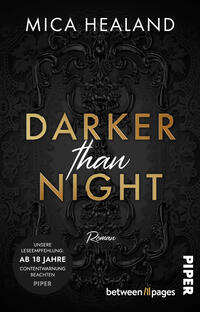 Das Buchcover zeigt ein dunkles, ornamentales Relief im Barockstil als Hintergrund in Schwarz- und Grautönen. Oben steht der Autorname MICA HEALAND in weißen Großbuchstaben. Titel „DARKER than NIGHT“ ist mittig; „DARKER“ und „NIGHT“ in schimmerndem Gold, „than“ in kursiver weißer Handschrift. Unten das Wort „Roman“ in filigraner Schrift. Insgesamt wirkt das Cover düster, elegant und geheimnisvoll.
