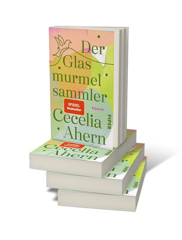 Bücherstapel des Buches „Der Glasmurmelsammler“