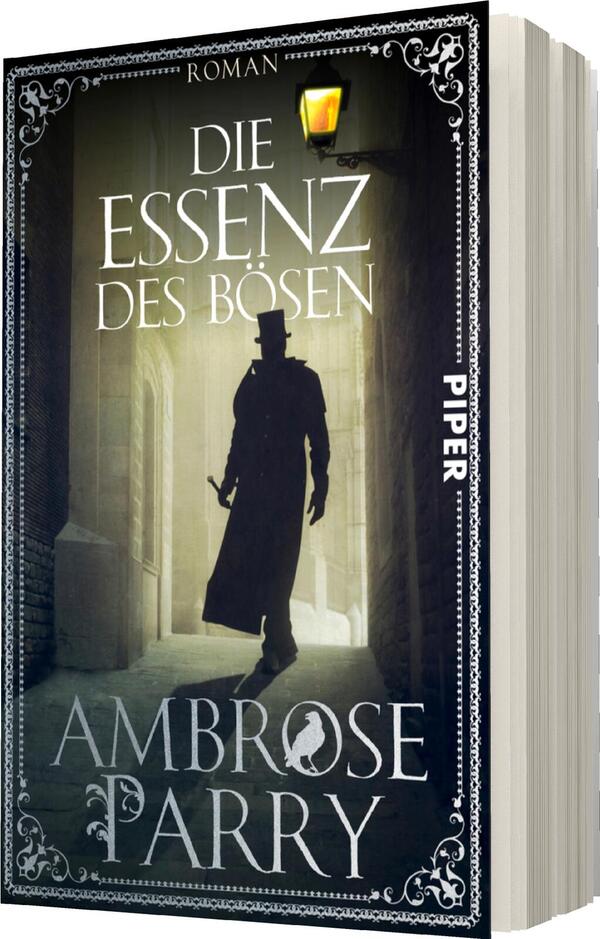 Das Buchcover zeigt eine schattenhafte Figur in einem langen Mantel und Zylinder, die in einer beleuchteten, engen Gasse steht. Die Farbpalette ist dunkel und geheimnisvoll, mit einem gelben Lichtschein, der die Figur und den Raum um sie herum umreißt. Der Titel „DIE ESSENZ DES BÖSEN“ sowie der Autorenname „AMBROSE PARRY“ sind in elegantem, kontrastierendem Weiß gehalten. Am oberen Rand steht das Wort „ROMAN“. Die Atmosphäre des Covers ist düster und laden zu einem spannungsgeladenen Leseerlebnis ein.