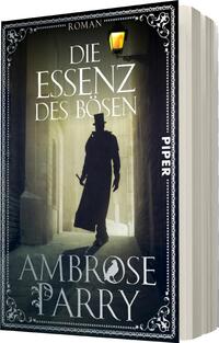 Das Buchcover zeigt eine schattenhafte Figur in einem langen Mantel und Zylinder, die in einer beleuchteten, engen Gasse steht. Die Farbpalette ist dunkel und geheimnisvoll, mit einem gelben Lichtschein, der die Figur und den Raum um sie herum umreißt. Der Titel „DIE ESSENZ DES BÖSEN“ sowie der Autorenname „AMBROSE PARRY“ sind in elegantem, kontrastierendem Weiß gehalten. Am oberen Rand steht das Wort „ROMAN“. Die Atmosphäre des Covers ist düster und laden zu einem spannungsgeladenen Leseerlebnis ein.