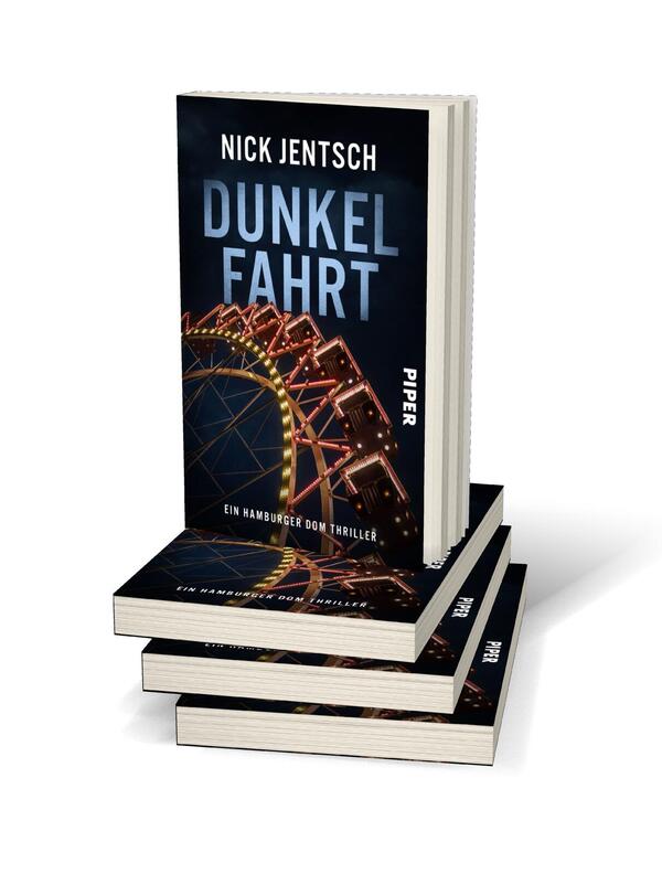 Bücherstapel des Buches „Dunkelfahrt“