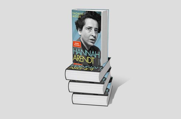 Bücherstapel des Buches „Hannah Arendt“