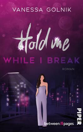 Das Buchcover zeigt einen nachtblauen bis violett-pinken Farbverlauf mit glitzernden Lichtpunkten und einer stilisierten City-Skyline im Hintergrund. Oben steht der Autorenname Vanessa Golnik in weißer Großschrift. Der Titel „Hold me“ erscheint in silberglänzender, handschriftlicher Typografie, darunter „WHILE I BREAK“ in kräftiger, violetter Grotesk in Versalien; mittig eine schlanke, dunkelhaarige Frauenfigur in helllila Jumpsuit. Stimmung: geheimnisvoll, sinnlich.