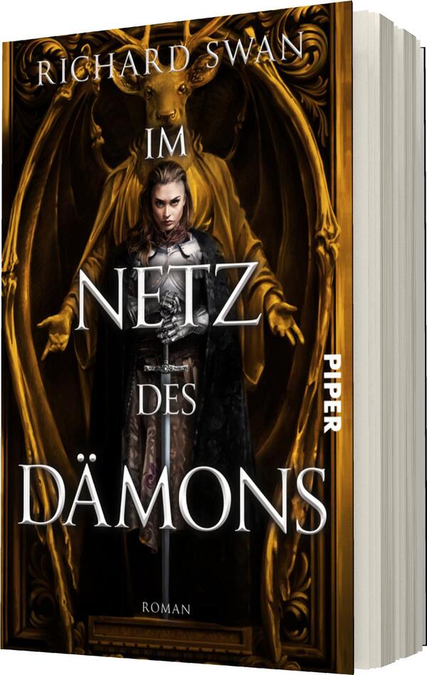 Das Buchcover zeigt eine düstere und mystische Atmosphäre. Im Vordergrund steht eine Figur mit langen, dunklen Haaren, die ein Schwert in der Hand hält und in einer heroischen Pose auftritt. Hinter ihr ist eine grimmige, goldene Statue eines Dämons zu sehen. Der Titel „IM NETZ DES DÄMONS“ ist in großen, weißen Buchstaben platziert und hebt sich stark vom Hintergrund ab. Der Autor „RICHARD SWAN“ ist am oberen Rand des Covers in kleineren Buchstaben zu finden. Die Farbpalette umfasst vorwiegend Gold-, Schwarz- und Grautöne, die zur spannungsgeladenen Stimmung beitragen.