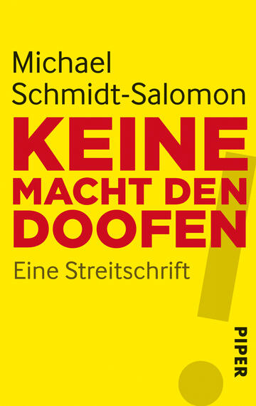 Das Buchcover zeigt einen leuchtend gelben Hintergrund. In großen, roten Buchstaben steht der Titel „KEINE MACHT DEN DOOFEN“ zentral platziert. Darunter ist der Untertitel „Eine Streitschrift“ in schwarzer Schrift in kleinerer Schriftgröße. Oben links steht der Name des Autors, Michael Schmidt-Salomon, in schwarzer Schrift. Ein großes, rotes Ausrufezeichen am rechten Rand verstärkt die Aufmerksamkeit. Die Farbwahl vermittelt eine provokante und aufmerksame Atmosphäre.
