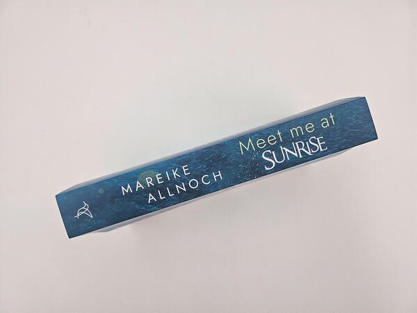 Außenansicht des Buches „Meet Me at Sunrise“