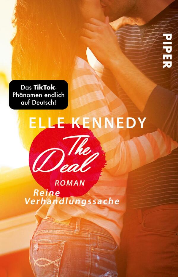 Das Buchcover zeigt ein romantisches Paar, das sich نزدیک kommt und in einem sonnigen Umfeld abgebildet ist. Im Vordergrund ist eine grafische Darstellung in Rot, die den Titel „The Deal“ prominent hervorhebt. Darunter steht in kleinerer Schrift „Roman – Reine Verhandlungssache“. Im oberen Teil des Covers befindet sich der Hinweis „Das TikTok-Phänomen endlich auf Deutsch!“ in einem weißen, auffälligen Schriftstil. Die Farben sind warm und einladend, und die Gesamtatmosphäre vermittelt ein Gefühl von Leidenschaft und Anziehung. Der Name der Autorin, „Elle Kennedy“, ist gut lesbar.
