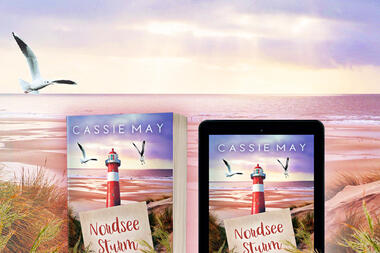 Cassie Mays „Nordseesturmtage“ als Buchund ebook vor einem Nordseestrand