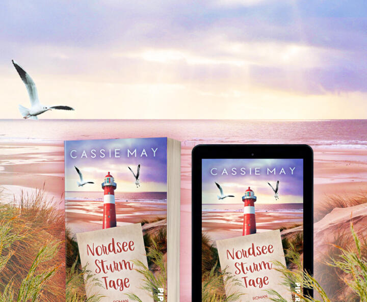 Cassie Mays „Nordseesturmtage“ als Buchund ebook vor einem Nordseestrand