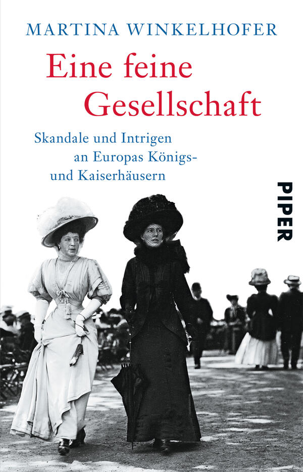 Das Buchcover zeigt zwei elegant gekleidete Frauen in historischen Kleidern mit großen Hüten in Schwarz-Weiß. Der Titel „Eine feine Gesellschaft“ ist prominent in roter Schrift hervorgehoben, gefolgt von dem Untertitel „Skandale und Intrigen an Europas Königs- und Kaiserhäusern“ in kleinerer, schwarzer Schrift. Der Name der Autorin, Martina Winkelhofer, steht in blauer Schrift oben. In der rechten unteren Ecke befindet sich das Verlagslogo „PIPER“ in schwarz. Die Gestaltung vermittelt eine nostalgische und historische Atmosphäre.