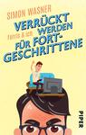 Das Buchcover zeigt einen beige-farbenen Hintergrund mit einem cartoonhaften Illustrationsstil. Im Vordergrund sitzt ein mittelalter Mann mit einem Lächeln und einem Gamecontroller in der Hand vor einem Computer. Über ihm steht der Titel „VERRÜCKT WERDEN FÜR FORTGESCHRITTENE“ in blauen, großen Buchstaben. Am oberen Rand ist der Autorenname „SIMON WASNER“ in einer schlichten Schriftart platziert. Das Cover vermittelt eine humorvolle, lockere Atmosphäre und weist keine weiteren grafischen Elemente auf.