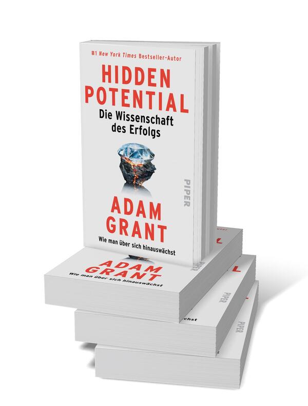 Bücherstapel des Buches „Hidden Potential – Die Wissenschaft des Erfolgs“