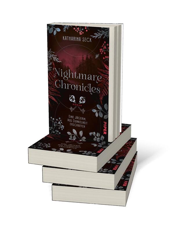 Bücherstapel des Buches „Nightmare Chronicles – Eine Jägerin, aus Dunkelheit erschaffen“