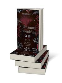 Bücherstapel des Buches „Nightmare Chronicles – Eine Jägerin, aus Dunkelheit erschaffen“