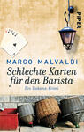Das Buchcover zeigt an einer rustikalen Wand in warmen Erdtönen eine Laterne, die einladendes Licht ausstrahlt. Im Vordergrund stehen mehrere geflochtene Körbe. Links oben sind Spielkarten mit einer schwarzen Pik-Karte dargestellt, die Spannung und Geheimnis andeuten. Der Titel „Schlechte Karten für den Barista“ von Marco Malvaldi ist in auffälliger, schwarzer Schrift mittig platziert, während der Verlag „PIPER“ oben rechts in blauer Schrift erscheint.