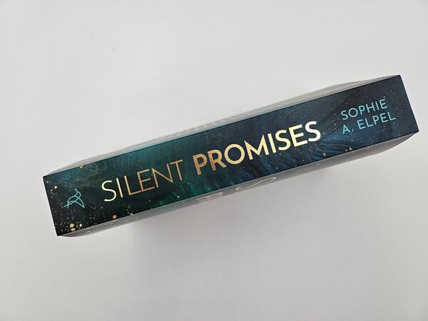 Außenansicht des Buches „Silent Promises“