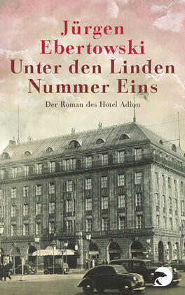 Das Buchcover zeigt eine historische, schwarz-weiße Fotografie des Hotel Adlon, angedeutet durch eine Fassadenansicht mit großen Fenstern und einem eleganten Eingang. Im Vordergrund sind vintage Autos zu sehen, die auf der Straße parken. Der Hintergrund ist in sanften Rottönen gehalten, was eine nostalgische Atmosphäre erzeugt. Oben im Cover steht in kräftiger roter Schrift der Titel „Unter den Linden Nummer Eins“, gefolgt vom Autorennamen Jürgen Ebertowski. Der Untertitel „Der Roman des Hotel Adlon“ ist in kleinerer, schwarzer Schrift darunter platziert.