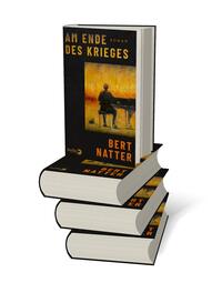 Bücherstapel des Buches „Am Ende des Krieges“