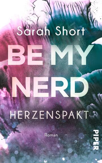Das Buchcover zeigt einen farbenfrohen Aquarell-Hintergrund in den Tönen Blau, Lila und Pink. Im Vordergrund hebt sich der Titel „BE MY NERD“ in großen, modernen, weißen Buchstaben ab, während der Untertitel „HERZENSPAKT“ in kleineren, ebenfalls weißen Buchstaben darunter steht. Der Name der Autorin, Sarah Short, ist oben auf dem Cover platziert. Das Gesamtbild vermittelt eine verspielte und einladende Atmosphäre. Am unteren Rand befindet sich der Verweis auf den Verlag „PIPER“.