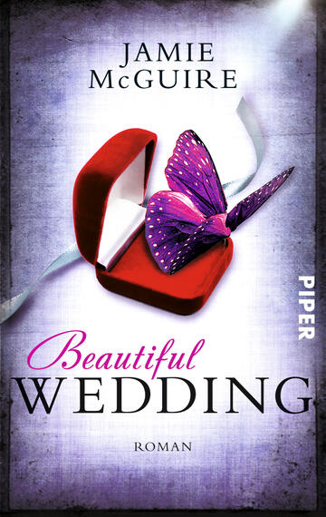 Das Buchcover zeigt einen roten Ringkasten, aus dem ein lila Schmetterling mit glitzernden Punkten fliegt. Der Hintergrund ist in sanften Lila- und Grautönen gehalten, was eine romantische Atmosphäre vermittelt. Der Titel „Beautiful Wedding“ ist in geschwungener, pinkfarbener Schrift platziert, während der Autorenname „JAMIE McGUIRE“ oben in klarer, schwarzer Schrift erscheint. Das Wort „ROMAN“ ist in kleinerer Schriftgröße in schwarz unten links sichtbar.