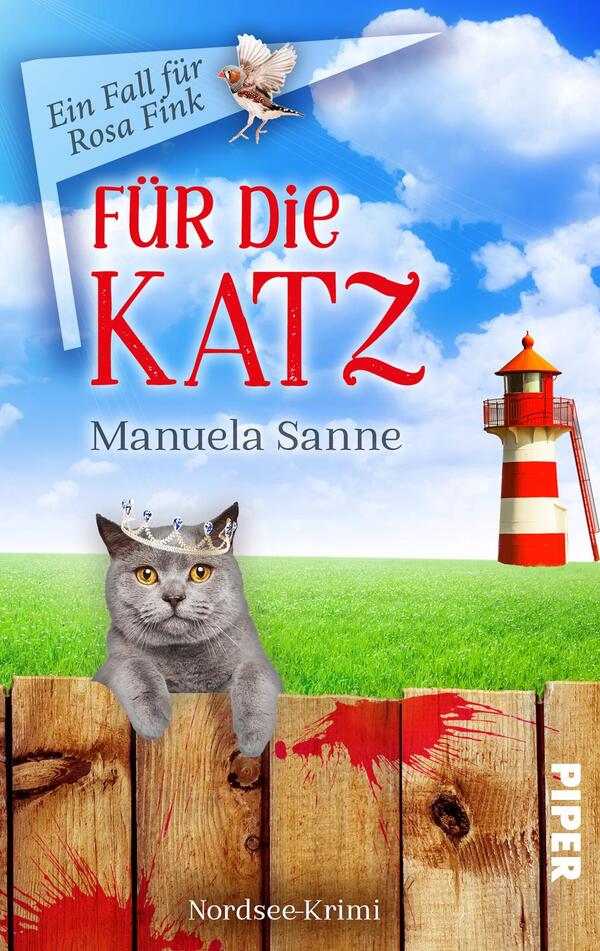 Das Buchcover zeigt einen blauen Himmel mit leichten Wolken im Hintergrund und eine grüne Wiese. Im Vordergrund befindet sich ein grauer Kater mit einer Krone, der direkt auf einen hölzernen Zaun schaut. Rechts ist ein rot-weiß gestreifter Leuchtturm abgebildet. Der Titel „FÜR DIE KATZ“ ist in großen, lebhaften roten Buchstaben geschrieben, während der Untertitel „Ein Fall für Rosa Fink“ in einer kleineren, hellblauen Schrift erscheint. Der Name der Autorin, Manuela Sanne, steht in einem neutralen Grauton.
