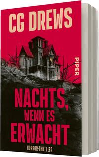 Das Buchcover zeigt den Namen „CC DREWS“ in großen, hellen Blockbuchstaben über einem knalligen Rothintergrund; mittig eine verfallene viktorianische Villa in Schwarz und Grau auf einem felsigen Hang, umgeben von kahlen Bäumen. Der Titel „NACHTS, WENN ES ERWACHT“ erscheint in kräftigen, gestapelten Großbuchstaben in Rot/Schwarz. Die Bildsprache wirkt düster, unheimlich und spannungsgeladen; am unteren Rand steht die Genrebezeichnung „Horror‑Thriller“.